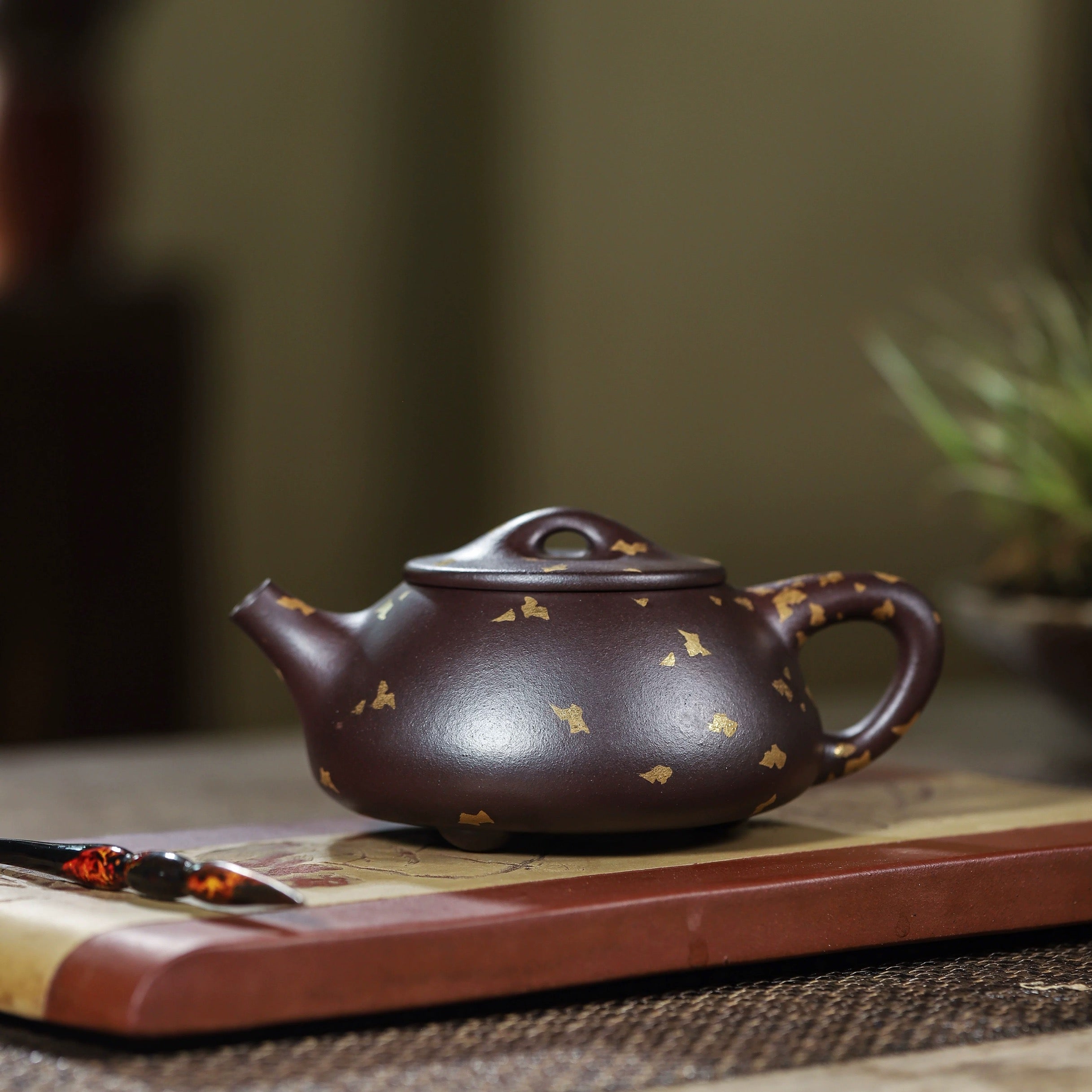 Yixing handmade raw ore purple clay yu meizhen purple stone yellow clay round ware depicting gold Jingzhou stone scoop pot