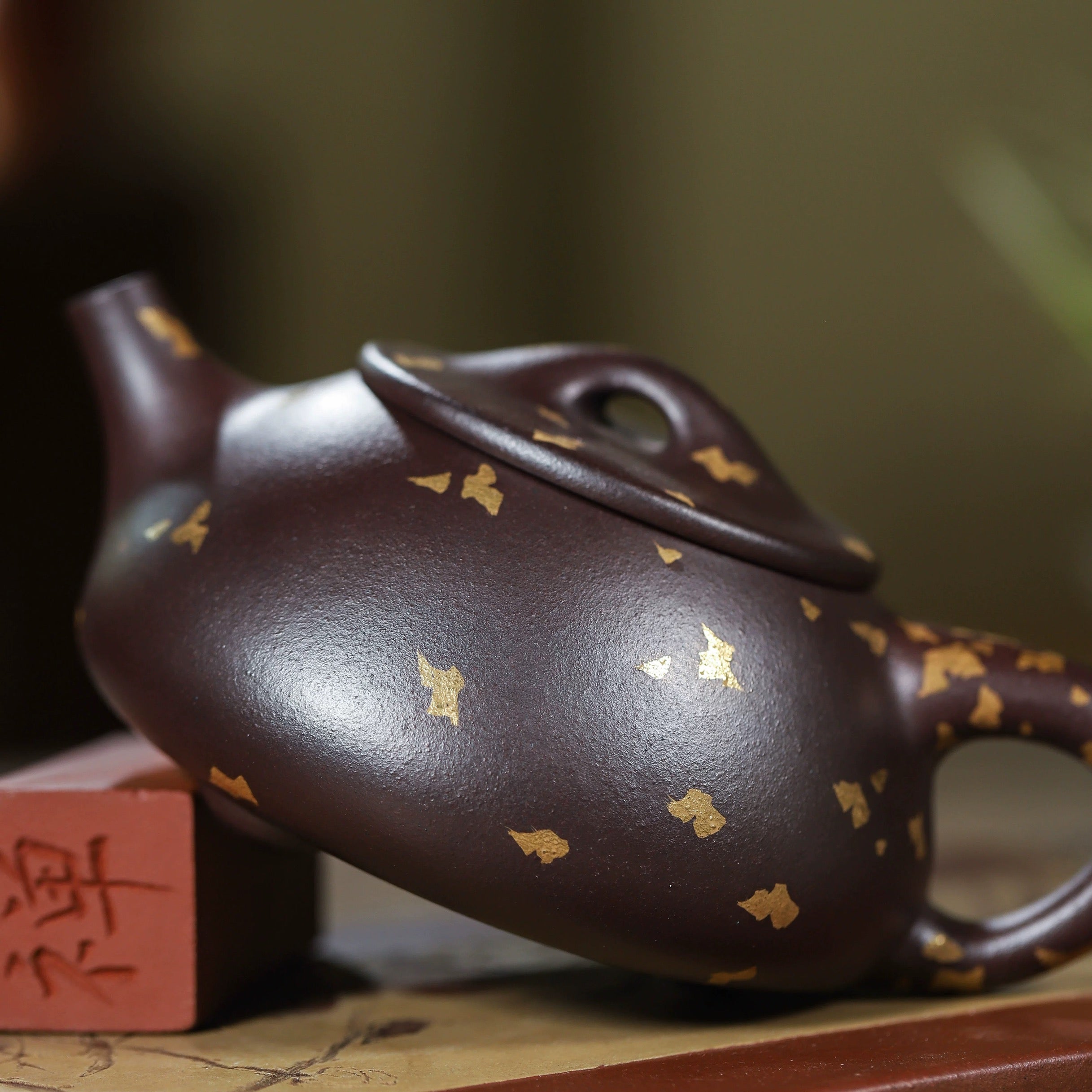 Yixing handmade raw ore purple clay yu meizhen purple stone yellow clay round ware depicting gold Jingzhou stone scoop pot